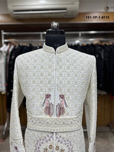 Traje Sherwani Imperial de Seda Vergo Color Marfil con Guirnalda Varmala, Rejilla Floral Estrellada y Kamarpatti para Rituales de Intercambio - Product Image 3