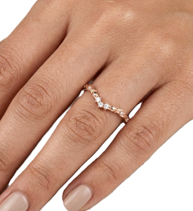 Nouveautés en gros : Bague de fiançailles en or massif 9K 10K, bague empilable délicate motif chevron, alliance minimaliste avec diamant de laboratoire rond - Product Image 5