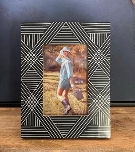 Cadre photo design tendance avec incrustation en résine et finition brillante en MDF, à prix très abordable. - Product Image 1