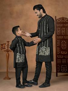 Sherwani pour homme style gothique baroque avec ailes, en micro-velours, entièrement orné, col mandarin, tenue de mariage traditionnelle lourde - Product Image 1