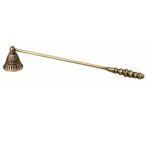 Éteignoir à bougie en métal au design élégant, outil d'extinction de bougie à long manche, accessoire de décoration moderne pour la maison - Product Image 3