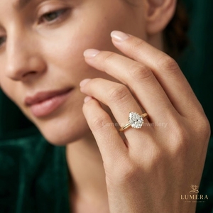 Anillo de compromiso premium con diamante en forma de pera, piedra central brillante en forma de lágrima en engaste de cesta abierta, anillo de banda minimalista y elegante. - Product Image 6