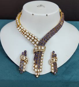 Collier de qualité supérieure avec de magnifiques boucles d'oreilles, pouvant être porté avec des tenues ethniques et occidentales, léger et idéal pour les soirées. - Product Image 1