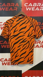 Cabra Wear - Rashguard à manches courtes pour homme, motif rayures de tigre orange, 100% polyester, séchage rapide, UPF50, pour entraînement de Jiu Jitsu et MMA - Product Image 2