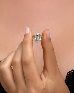 Anillo de Diamante Cultivado en Laboratorio de Corte Ovalado de 5.20 Quilates _ Anillo de Compromiso Solitario con Halo Oculto _ Oro Amarillo de 18k _ Certificado IGI - Product Image 5