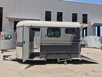 Remorque pour 2 chevaux 2HSL-L400 personnalisée avec porte-rampe, chargement direct, armoire de rangement, boîte à équipement, porte-tapis