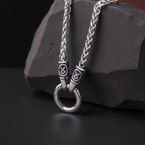 Collier pendentif runes vikings pour homme en acier inoxydable, chaîne nordique avec fermoir à anneau en O, garantie 1 an, personnalisable OEM - Product Image 3