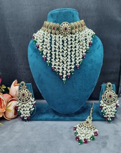 ชุดสร้อยคอพรีเมียม Ping Bling ประดับมุก Kundan พร้อมต่างหูและเครื่องประดับศีรษะแบบ Maang Tikka ประดับด้วยหินสีเขียว สำหรับเจ้าสาวในงานแต่งงาน - Product Image 5