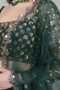 Lehenga choli de créateur pour femme Royal Glam Fashion, couleur verte, avec travail de sequins, perles, miroirs et fils. - Product Image 3