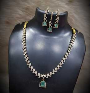 Conjunto de Colgante Chapado en Oro con Piedras, Diseño de Hoja Premium, Hecho a Mano en India, Regalo Ideal para Compromisos, Bodas y Fiestas, el Más Vendido y en Tendencia - Product Image 5
