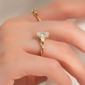 Bague solitaire en or massif 14 carats pour femme, avec diamant de laboratoire taille radiant de 5,01 carats, motif branche de plante, cadeau de fiançailles surprise pour elle - Product Image 3