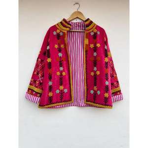 Kimono Indio de Mujer con Bordado Suzani de Terciopelo Hecho a Mano, Chaqueta de Invierno Reversible de Algodón Tejido con Botones, Calefactable y Transpirable - Product Image 1