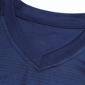 Camiseta y pantalones cortos de fútbol ligeros con tecnología de secado rápido, tela de malla transpirable, ideales para clima cálido y juego intenso. - Product Image 3