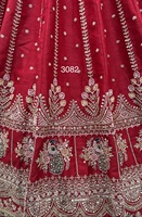 Ensemble de mariée en soie rouge de qualité supérieure, conçu à la main par Peacock Handwork, avec motif Moti rose, perles de cristal et travail de fils de coton multiples sur tissu en résille.
