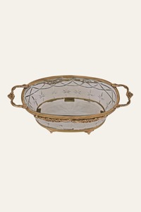 Elegante tazón decorativo de vidrio y metal dorado, ideal para servir bocadillos y como centro de mesa, hecho a mano en India. - Product Image 3