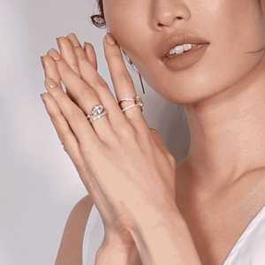 Bague de fiançailles en or 14K 18K avec diamant de laboratoire taille ovale, sertie clos, style Art Déco, avec bande d'accentuation princesse et baguette, pour usage quotidien - Product Image 6