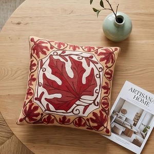 Housse de coussin brodée au point Crewel du Cachemire — Beige sable avec motif médaillon feuille de Chinar rouge cramoisi - Product Image 2