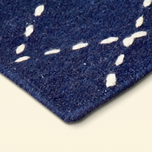DECORDEC Tapis en laine fait main bleu marine et ivoire à motif losanges, antidérapant, écologique, géométrique moderne pour salon - Product Image 4