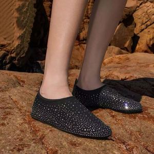 Chaussures aquatiques respirantes personnalisées pour hommes et femmes – Chaussettes aquatiques légères, à séchage rapide et antidérapantes pour la plage et les voyages - Product Image 1