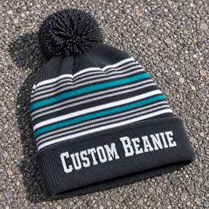 Bonnet d'hiver en tricot pompon avec texte brodé personnalisé, bonnet rayé à revers, unisexe, chaud, doux, en acrylique, style sportif, couvre-chef pour équipe - Product Image 2