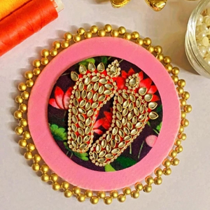 Décoration artisanale Laxmi Charan Puja rose et or avec perles en pierre Kundan, motif empreinte de pied porte-bonheur pour le festival Lakhmi Pooja - Product Image 3