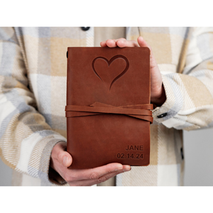 สมุดบันทึกปกหนังสลักลายหัวใจ สมุดวาดภาพสำหรับเดินทาง สมุดบันทึกส่วนตัวพร้อมปักชื่อ ของขวัญเย็บด้ายขอบกระดาษแบบดิบ ปกอ่อน - Product Image 2