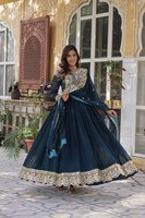 Robe évasée en soie luxueuse à motifs floraux avec accents brillants Zari, voile en maille élégant, col rond, ensemble de vêtements de soirée fantaisie pour femmes