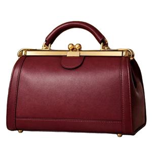 Des designs de luxe similaires, cet article ressemble à un sac en cuir bordeaux de type médecin, similaire au sac Gabriela Hearst. - Product Image 1