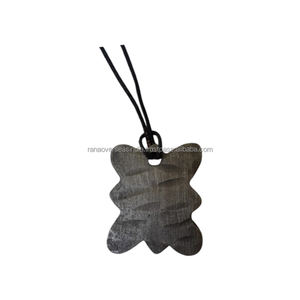 Collier pendentif en métal en gros de qualité supérieure Finitions uniques durables et parfait pour un usage quotidien Option cadeau unisexe - Product Image 4