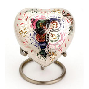 Urnes en forme de cœur en métal au design élégant et durable avec détails artisanaux parfaits pour la maison ou l'affichage de niche - Product Image 4
