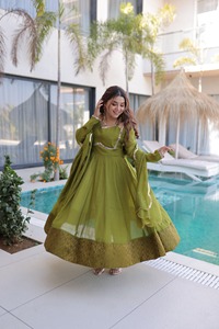 Nouvel ensemble Anarkali haut de gamme pour femmes avec dupatta à broderies riches et finition entièrement cousue pour les occasions de fête - Product Image 2