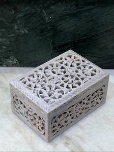 Boîte à bijoux en marbre sculpté à la main, design rectangulaire en marbre Jaali et boîte à bijoux en pierre savonneuse, design moderne, article cadeau haut de gamme - Product Image 5