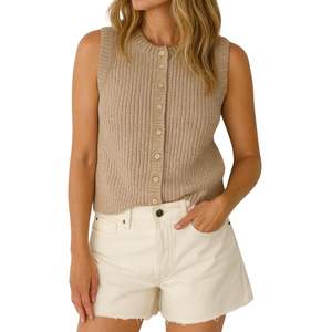 Top corto de punto para mujer, estilo streetwear, con detalle de botones color bronce, sin mangas, con dobladillo peplum, cuello alto, ajuste ceñido y tejido acanalado. - Product Image 2