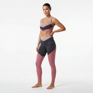 Ensemble de sport deux pièces pour femme : soutien-gorge de sport rose et noir à blocs de couleur et leggings taille haute pour fitness et entraînement - Product Image 1