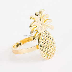 Ronds de serviette en forme d'ananas pour table d'hôtel de mariage avec design élégant porte-serviettes en métal doré ou anneaux d'Inde - Product Image 1