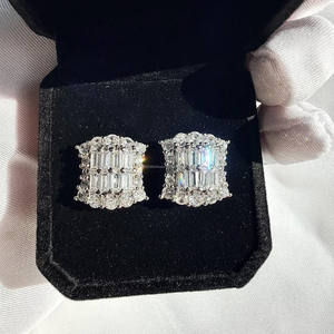 Boucles d'oreilles clous en argent 925 avec moissanite taille baguette et taille ronde, style Iced Out, pour hommes et femmes, bijoux statement style Hip Hop - Product Image 1