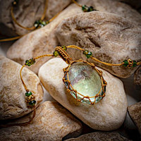 Collier pendentif macramé artisanal en labradorite, pierre précieuse facettée verte et violette chatoyante, bijou bohème de guérison, cordon réglable pour femme