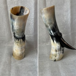 Coupe et support viking en corne de buffle sculptée vintage : Ensemble de vaisselle médiévale - Product Image 3