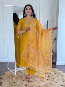 Kurti Moderno y Atractivo de Viscosa BSY con Bordado de Lentejuelas - Pantalón y Dupatta, Exportador de Moda Femenina - Product Image 3