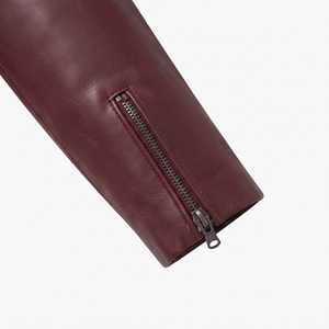 Blouson de motard classique en cuir véritable rouge bordeaux, col montant, fermeture éclair intégrale, coupe ajustée, imperméable et respirant - Product Image 6
