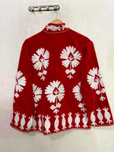 Veste élégante en velours rouge brodée Suzani avec motif floral blanc, manches longues, col montant, faite à la main, style bohème, manteau d'hiver doux - Product Image 2