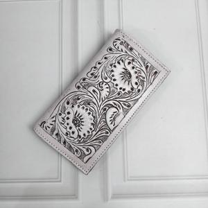 Cartera Larga de Cuero Genuino Hecha a Mano con Grabado Floral, Estilo Bohemio, Cierre Plegable, para Uso Diario de Mujeres - Product Image 2