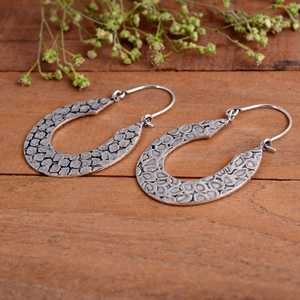Pendientes de Aro con Textura Martillada en Forma de Media Luna, Chapados en Oro, Plata Oxidada, Estilo Boho Tribal para Mujer - Product Image 3