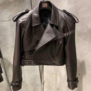 Veste universitaire unisexe blanche et violette, personnalisable avec nom et numéro brodés, style vintage, col en V, coupe classique, vêtement d'hiver en cuir PU - Product Image 5