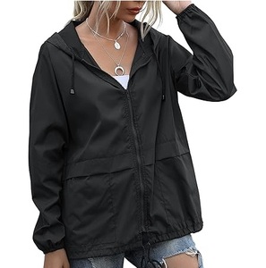 Veste coupe-vent pour femme, nouvelle conception, de haute qualité, sportive, élégante, noire, en polyester, avec fermeture éclair et capuche. - Product Image 3