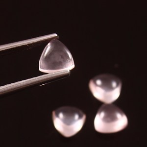 Lote al por mayor de gemas sueltas calibradas de cuarzo rosa natural de 6x6 mm, cabujón trillón de base plana para fabricación de joyas - Product Image 3