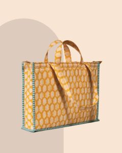 Sac fourre-tout bohème matelassé en coton jaune moutarde Jaipur Originals avec bordure rayée, fermeture éclair et longues poignées en corde (Grand) - Product Image 1