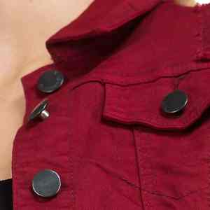 Obtenez ce look chic et robuste avec des détails usés et des ourlets effilochés conçus pour vous faire briller. Hauts en jean pour femmes. - Product Image 6