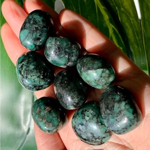 หินมรกตธรรมชาติทรงกลมแกะสลักลายฉลุขัดเรียบสีเขียว คริสตัลบำบัดเรกิ สำหรับการทำเครื่องประดับ - Product Image 3