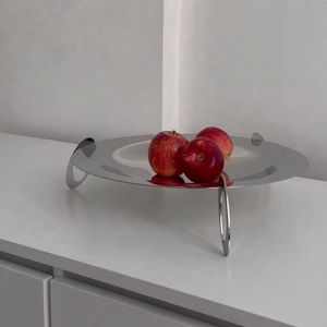 Bandeja de metal cromado para chocolate elevada con elegantes patas geométricas en forma de aro, ideal para exhibir trufas de chocolate gourmet para un servicio de lujo. - Product Image 2